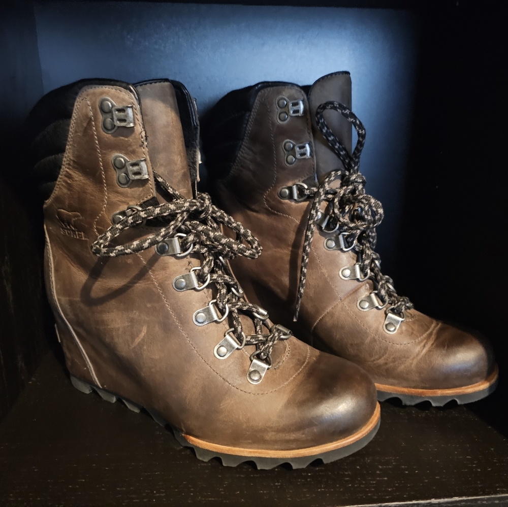 SOREL CONQUEST WEDGE BOOT SIZE 8.5